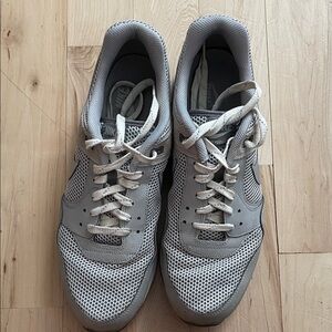 Nike Men's Light Gray Sneakers